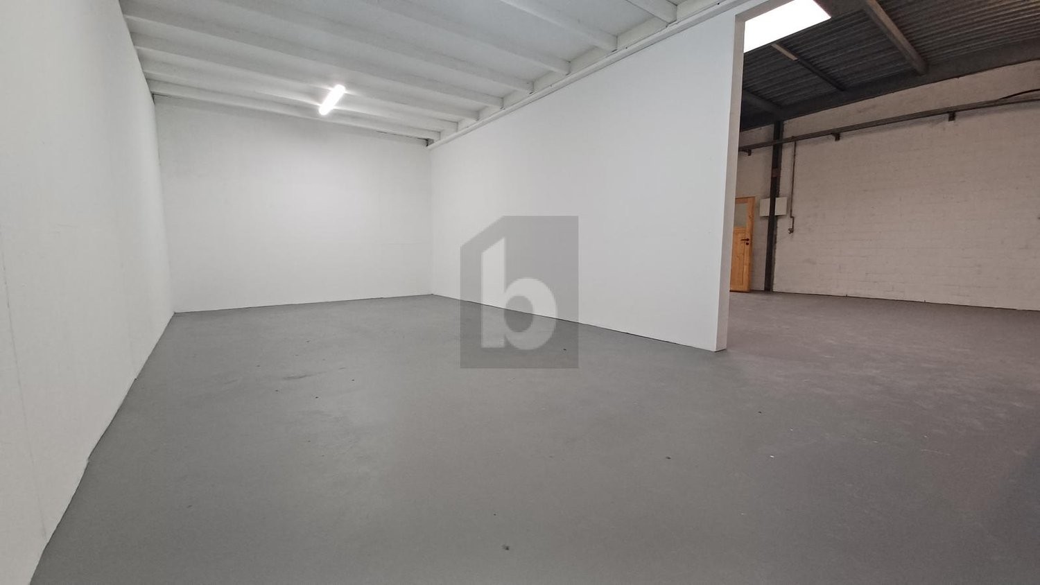 90m² storage room