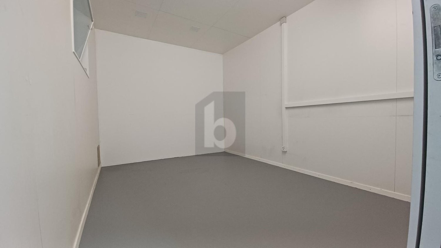90m² storage room