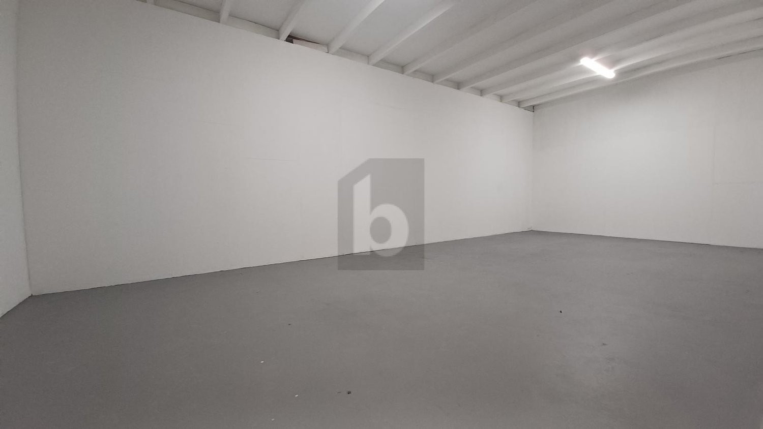 90m² storage room