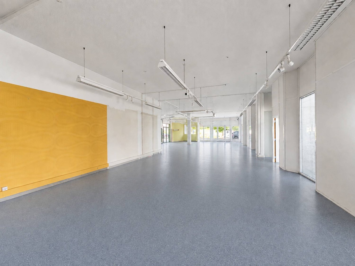 GRAND-LAUSANNE - COMMERCIAL & INDUSTRIAL SURFACE

GROUND FLOOR PRODUCTION STORAGE OFFICES

Modulable mixed surface, immediately available, adapted to light industry, production, storage and activities combining workshops and offices.

Excellent visibility of the building
Highway access in 5 min
Buss, photo 3 of 3