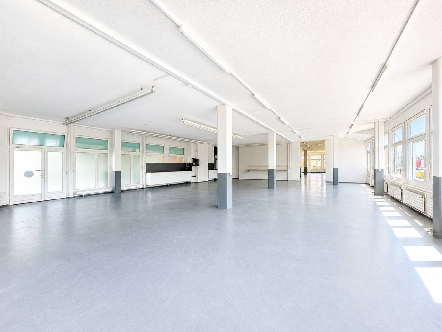 GRAND-LAUSANNE - COMMERCIAL & INDUSTRIAL SURFACE

GROUND FLOOR PRODUCTION STORAGE OFFICES

Modulable mixed surface, immediately available, adapted to light industry, production, storage and activities combining workshops and offices.

Excellent visibility of the building
Highway access in 5 min
Buss, photo 1 of 3