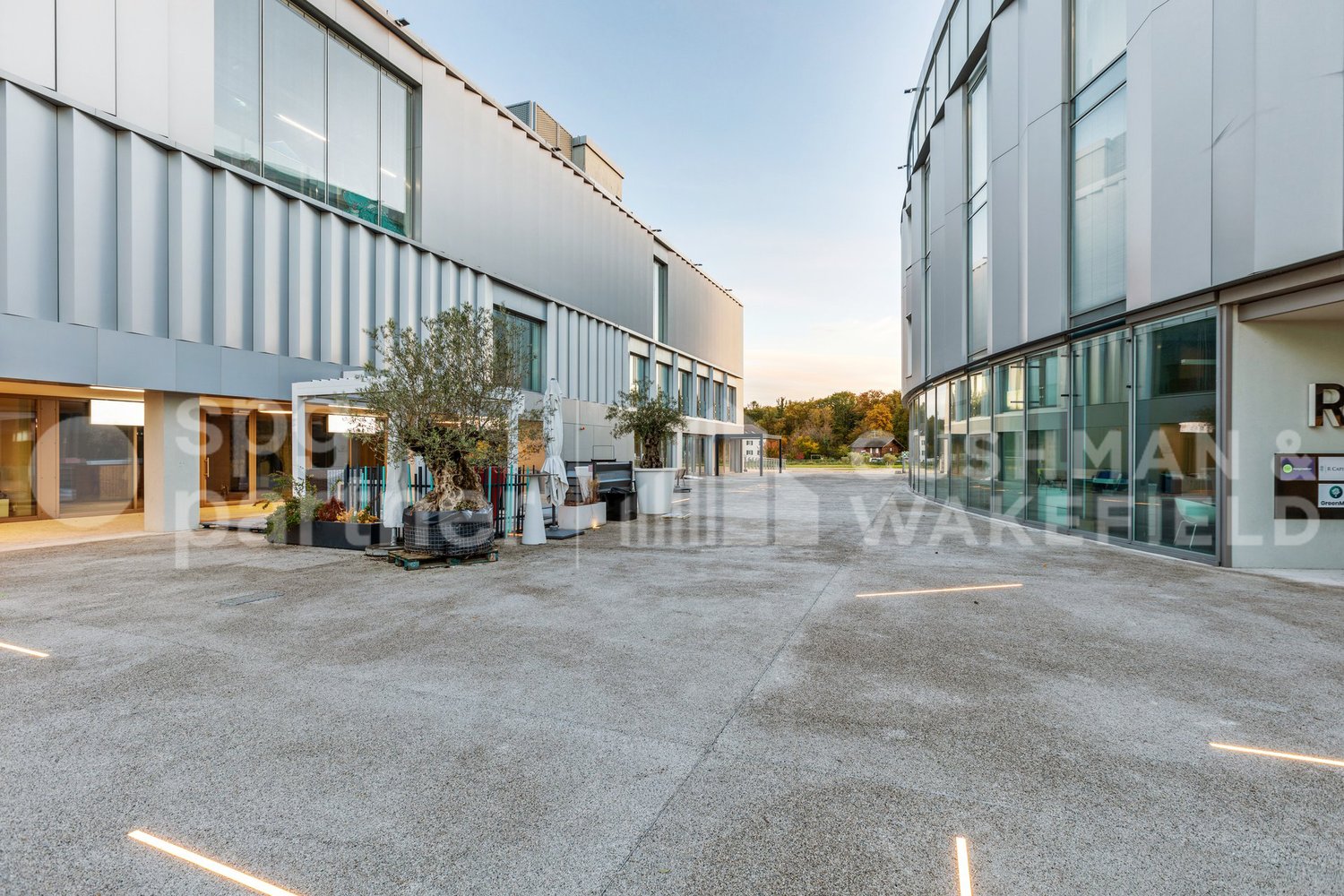 160m² arcade