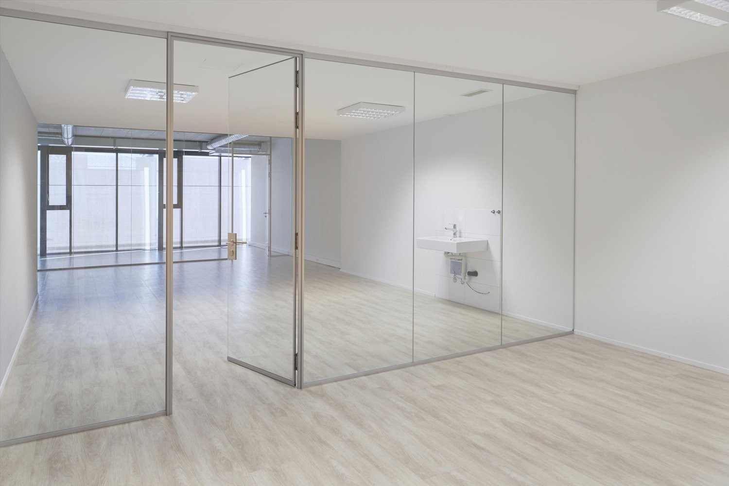 122m² office