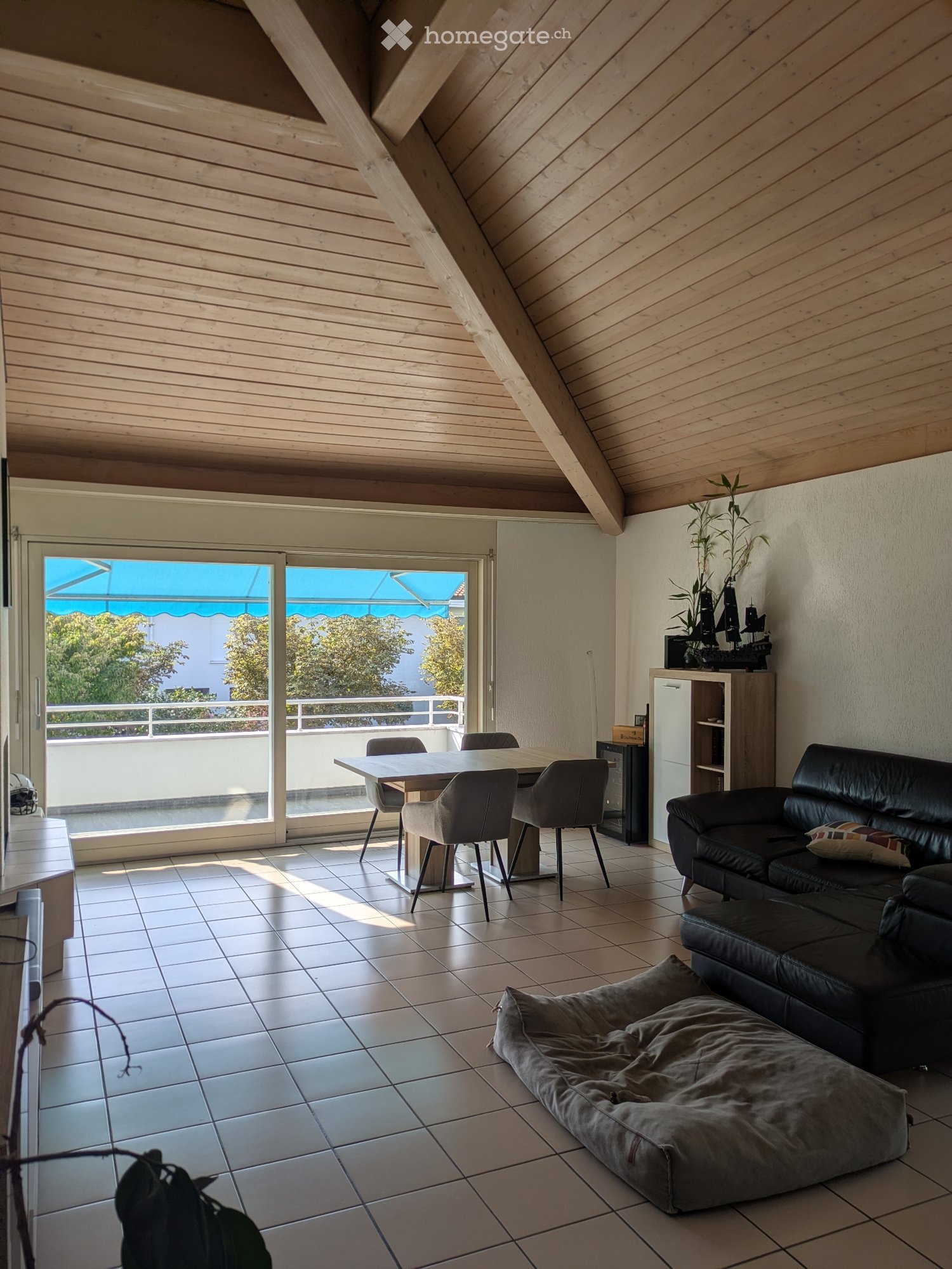 Appartement de 3 ½ pièces

Je cherche un repreneur pour un splendide appartement de 100m2 à Caslano composé de :
- Salon avec cheminée
- 2 chambres
- 2 salles de bain
- 1 buanderie avec colonne lave-linge séchante
- 2 places de parc couvertes
- Balcon

L'appartement se situe à 5 minutes à pied des é