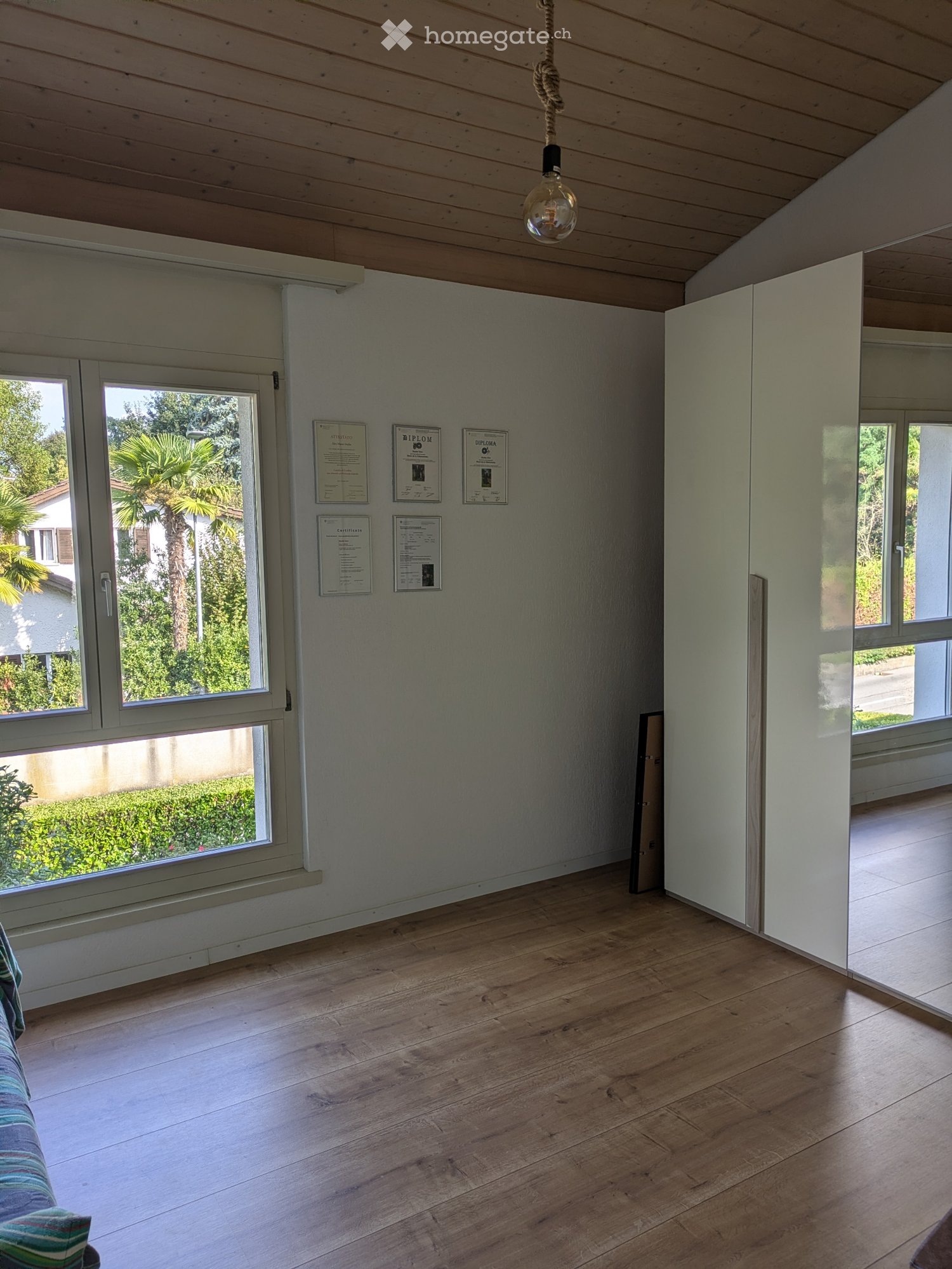 Appartement de 3 ½ pièces

Je cherche un repreneur pour un splendide appartement de 100m2 à Caslano composé de :
- Salon avec cheminée
- 2 chambres
- 2 salles de bain
- 1 buanderie avec colonne lave-linge séchante
- 2 places de parc couvertes
- Balcon

L'appartement se situe à 5 minutes à pied des é