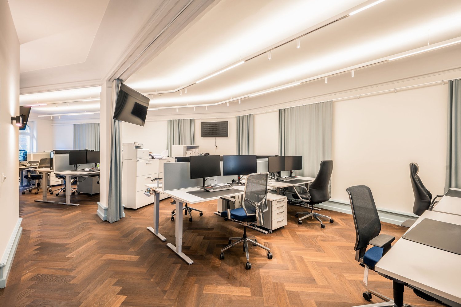 210m² office, photo 1 of 7