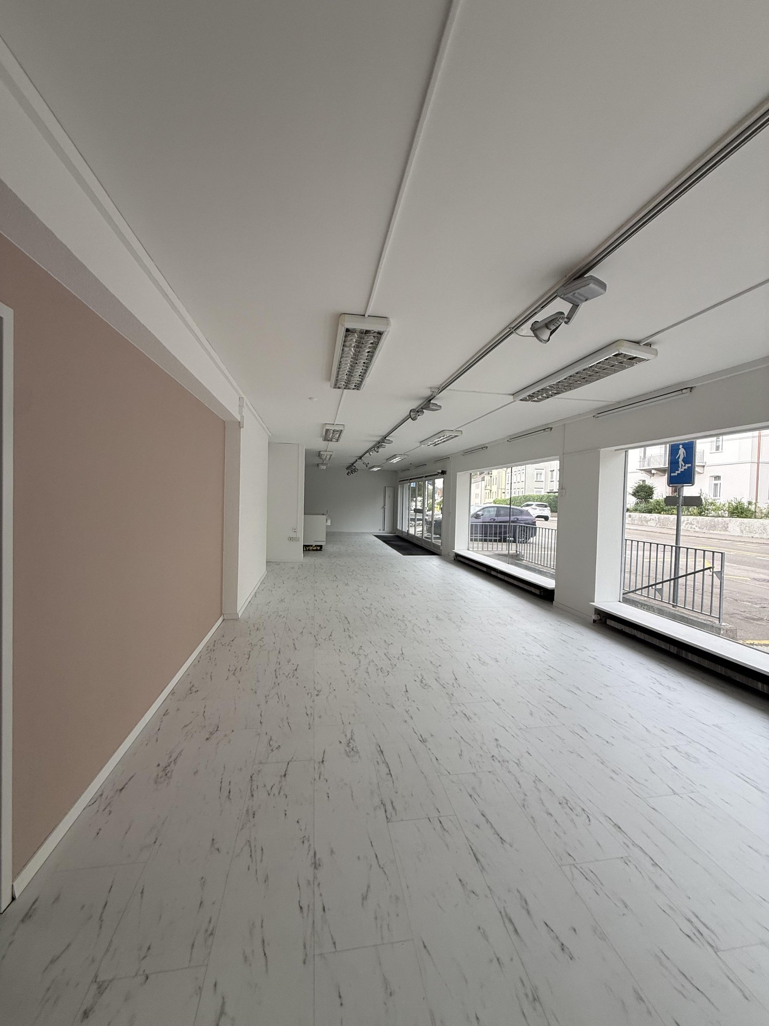 176m² shop