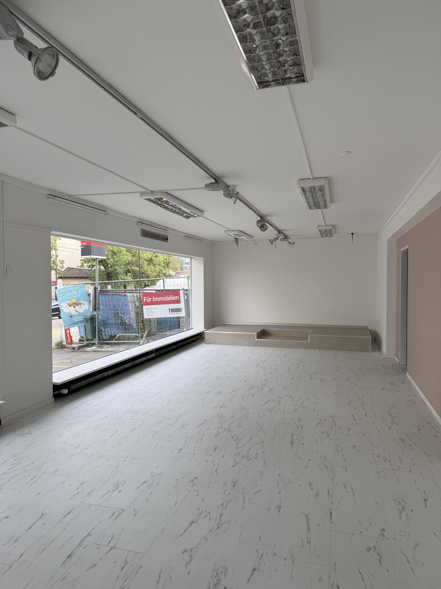176m² shop