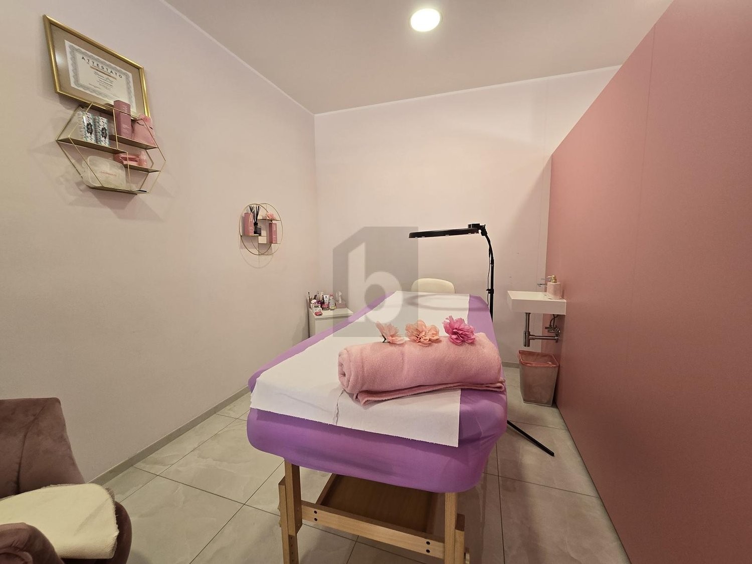 230m² shop, photo 1 of 3