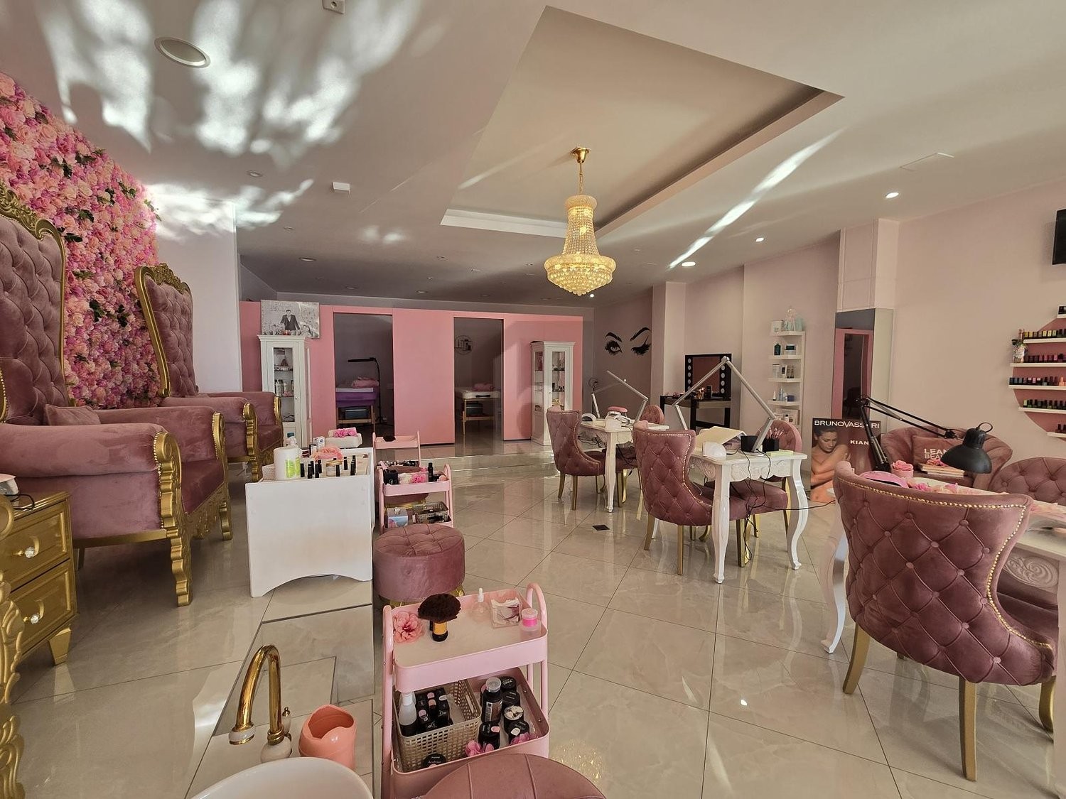 230m² shop, photo 2 of 3