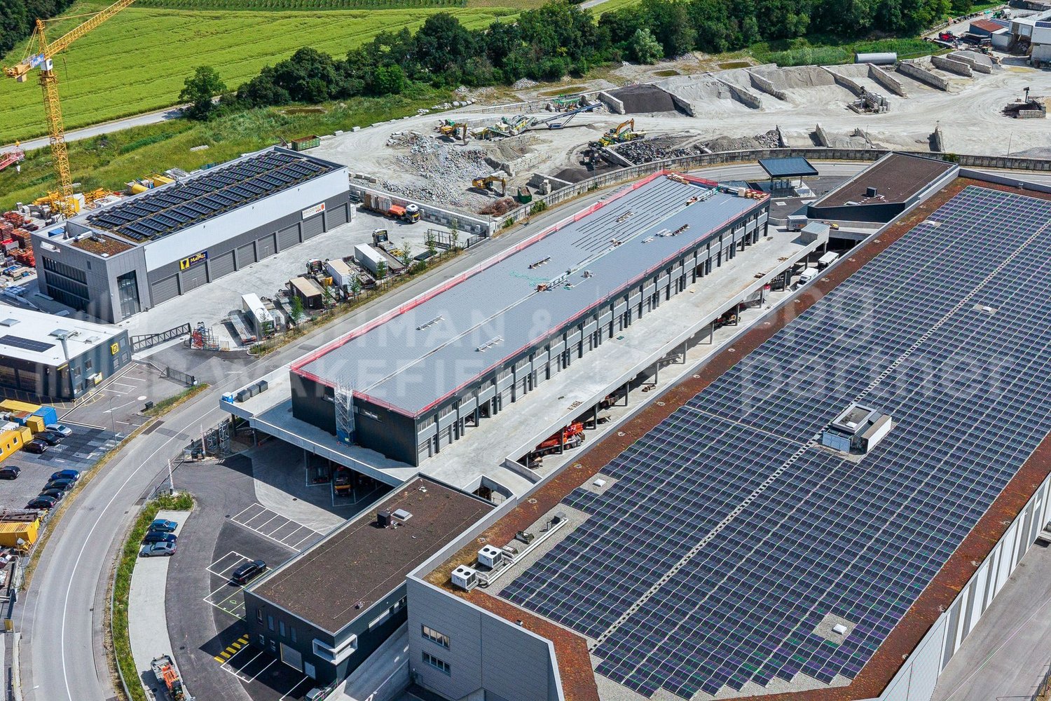230m² workshop, photo 2 of 10