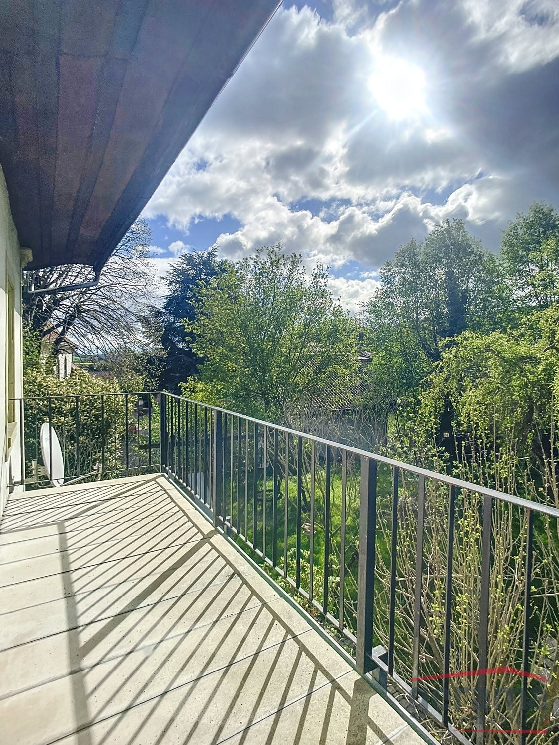 Appartamento di 5 ½ locali","description":"L'edificio si trova nel centro del villaggio in Route de Fribourg 16.   
  
Nell'appartamento troverete:   
Atrio con armadi a muro   
Una cucina attrezzata aperta con lavastoviglie   
Soggiorno con rivestimento in piastrelle   
4 camere, rivestimento in pa