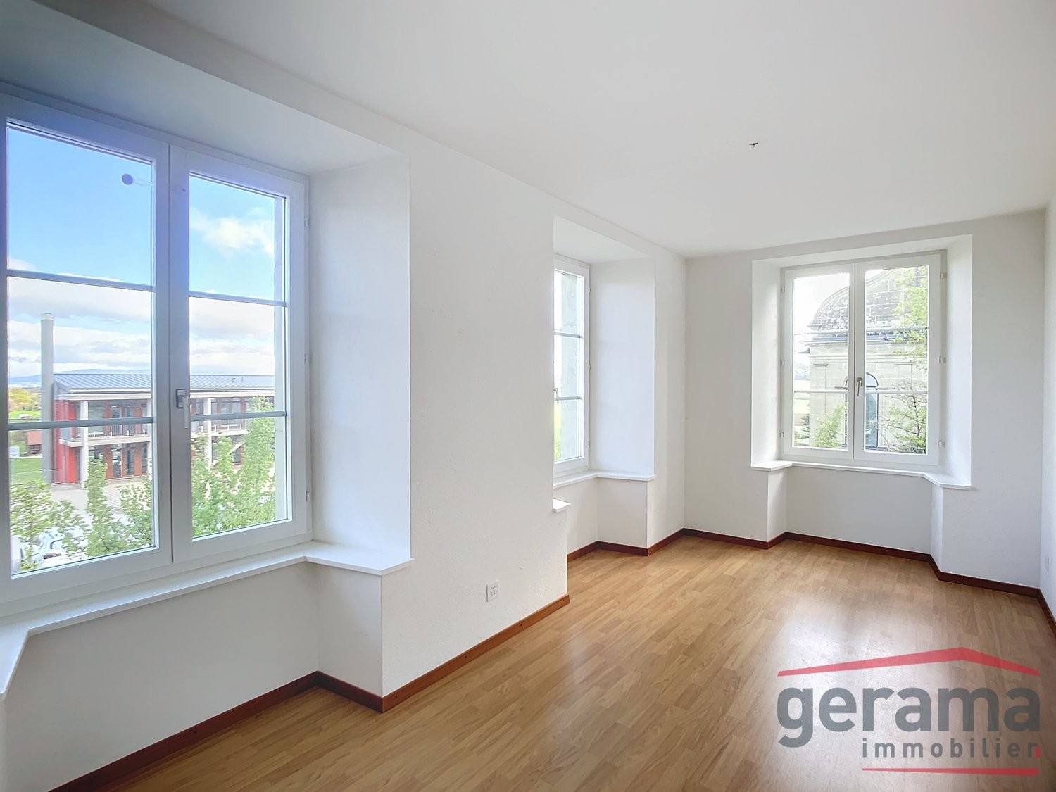 Appartamento di 5 ½ locali","description":"L'edificio si trova nel centro del villaggio in Route de Fribourg 16.   
  
Nell'appartamento troverete:   
Atrio con armadi a muro   
Una cucina attrezzata aperta con lavastoviglie   
Soggiorno con rivestimento in piastrelle   
4 camere, rivestimento in pa