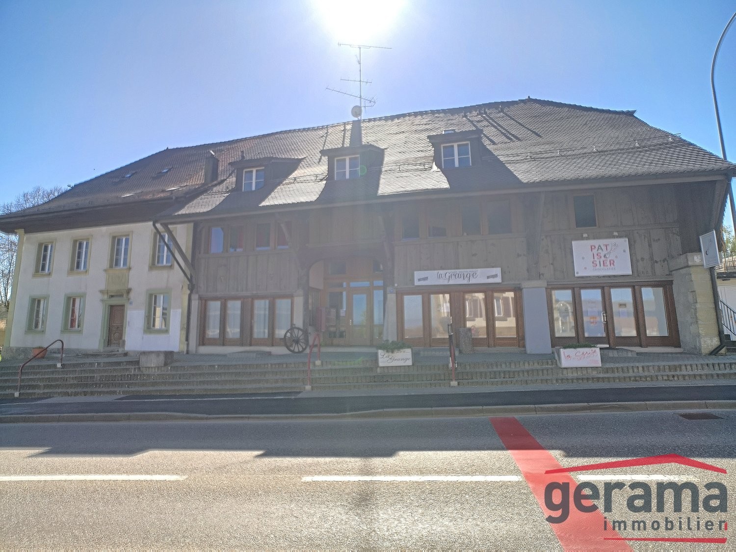 Appartamento di 5 ½ locali","description":"L'edificio si trova nel centro del villaggio in Route de Fribourg 16.   
  
Nell'appartamento troverete:   
Atrio con armadi a muro   
Una cucina attrezzata aperta con lavastoviglie   
Soggiorno con rivestimento in piastrelle   
4 camere, rivestimento in pa