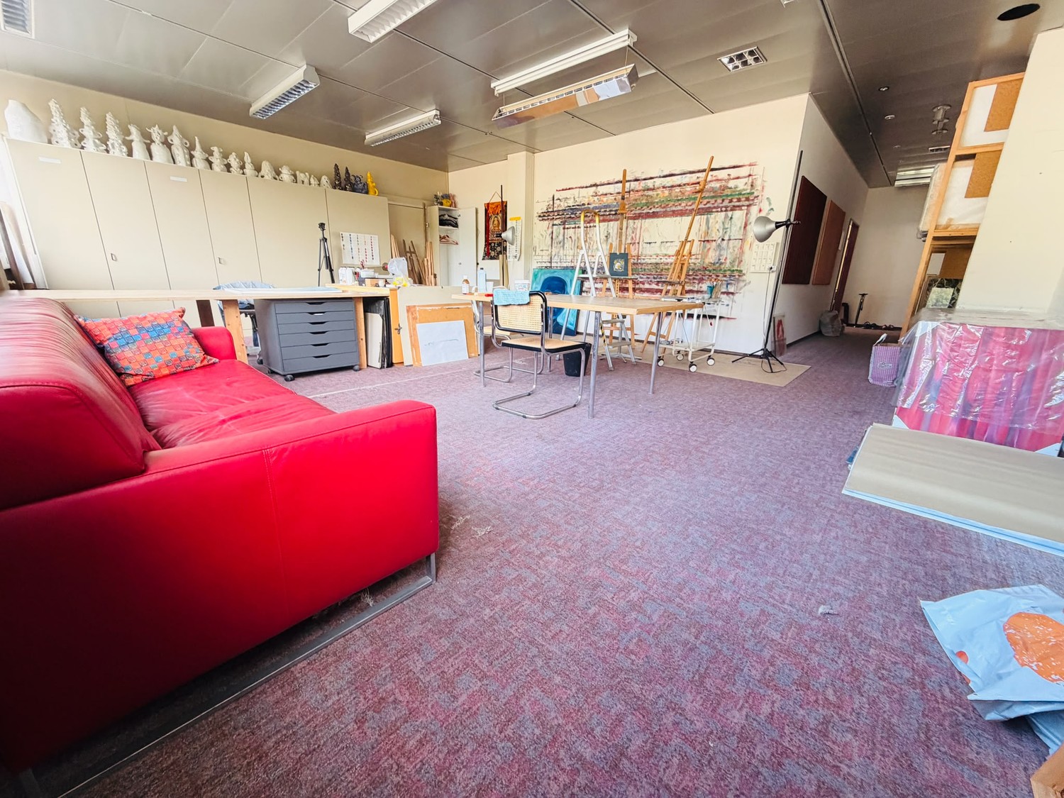 54m² commercial
description":"54sqm atelier or office space in a group of 3, shared coffee corner, kitchenette, internet. Parking spaces can be organized. Move-in by agreement. Regarding service charges, only electricity is added.", photo 1 of 6