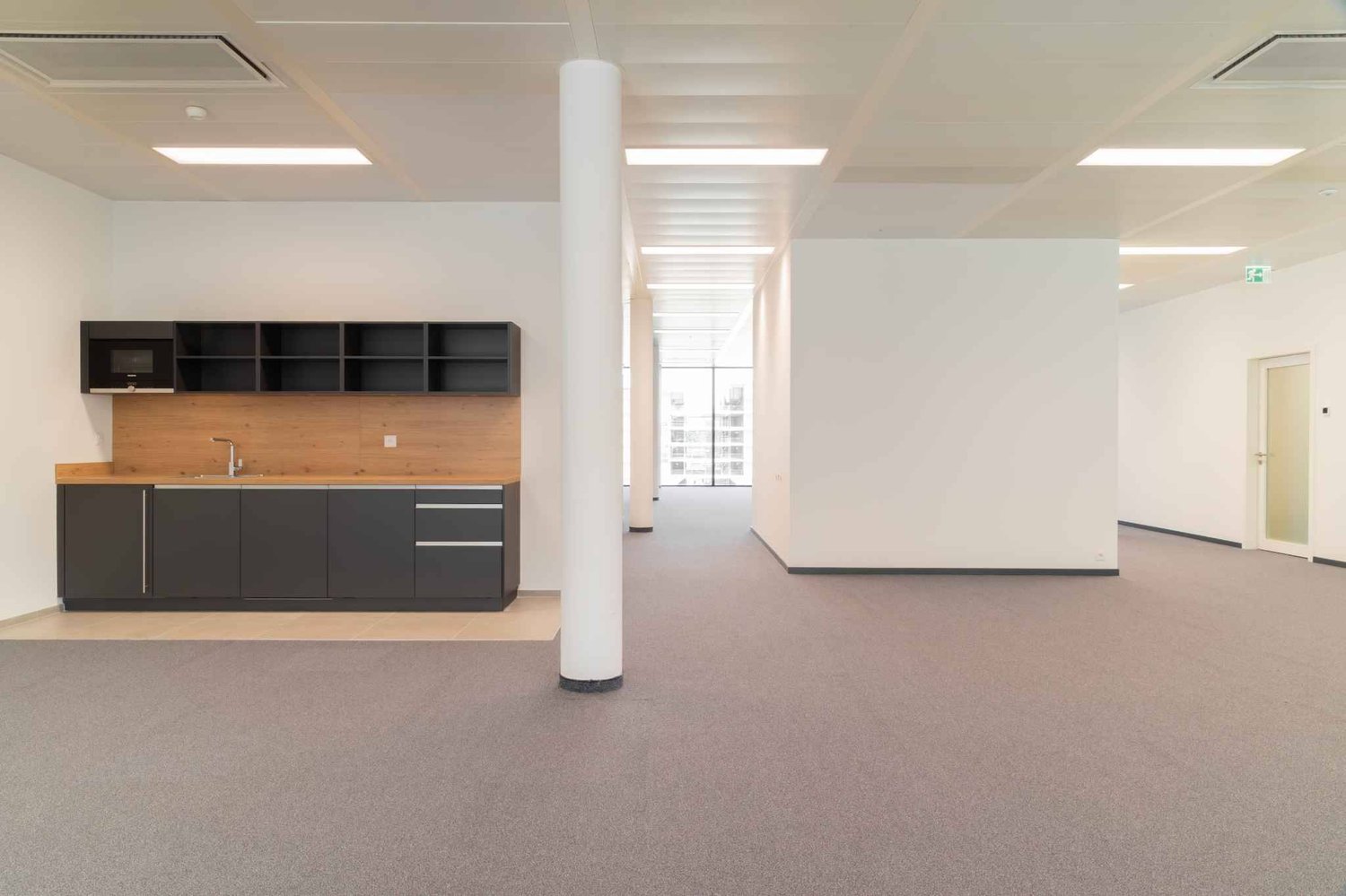 708m² office, photo 2 of 10