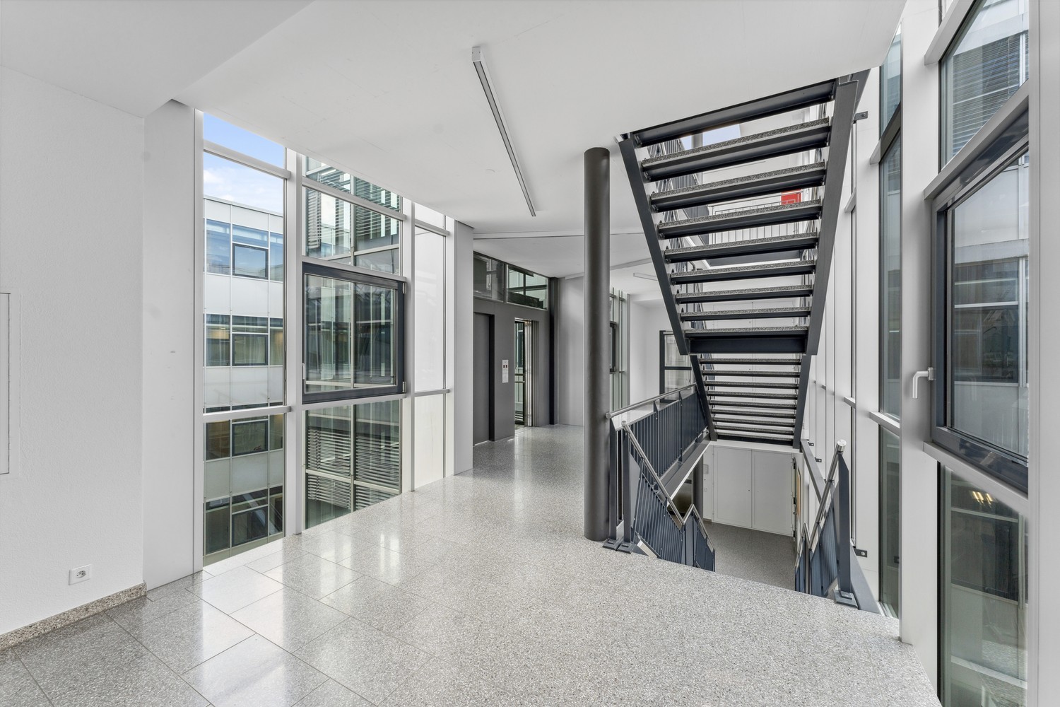 403m² office