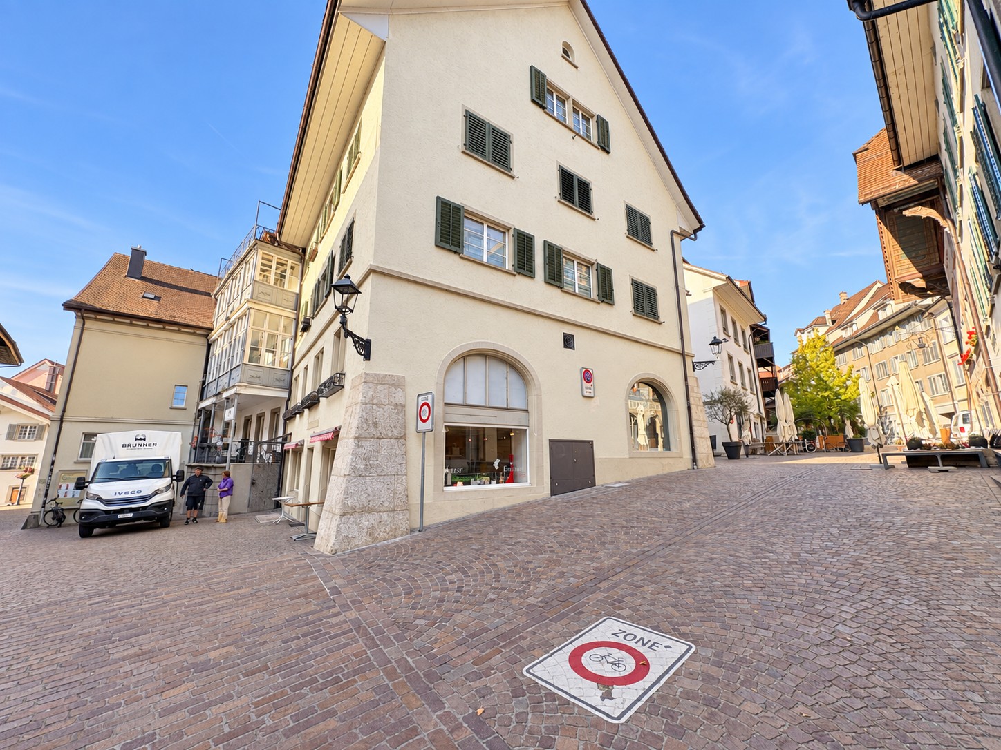 126m² commercial