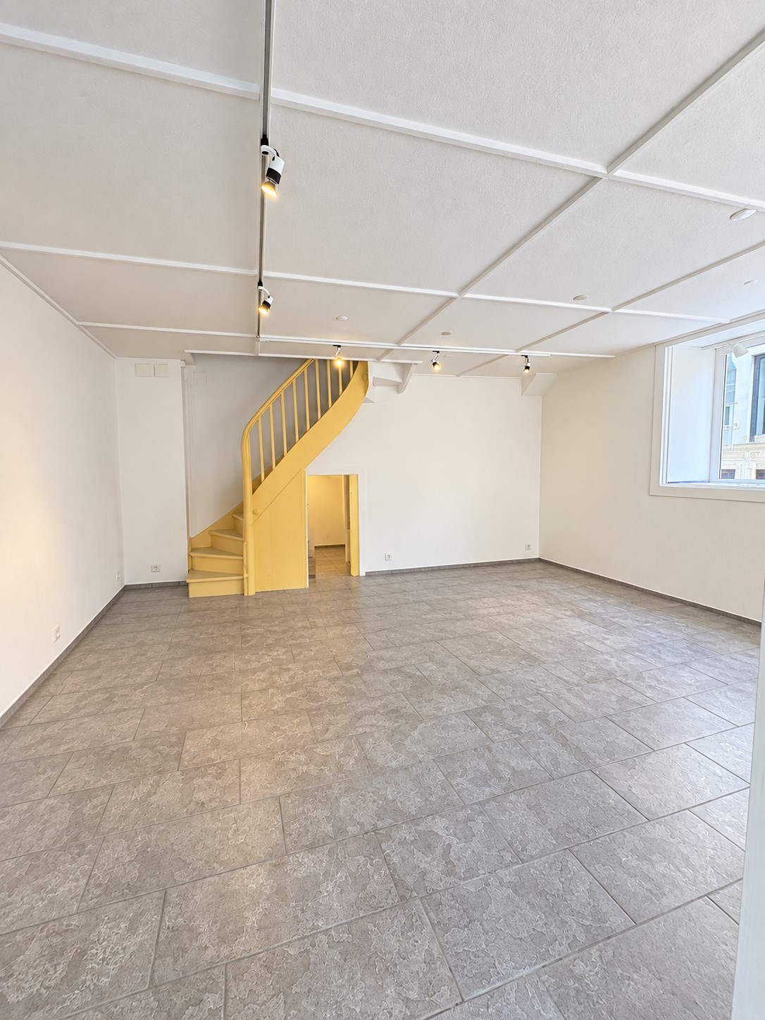 126m² commercial
