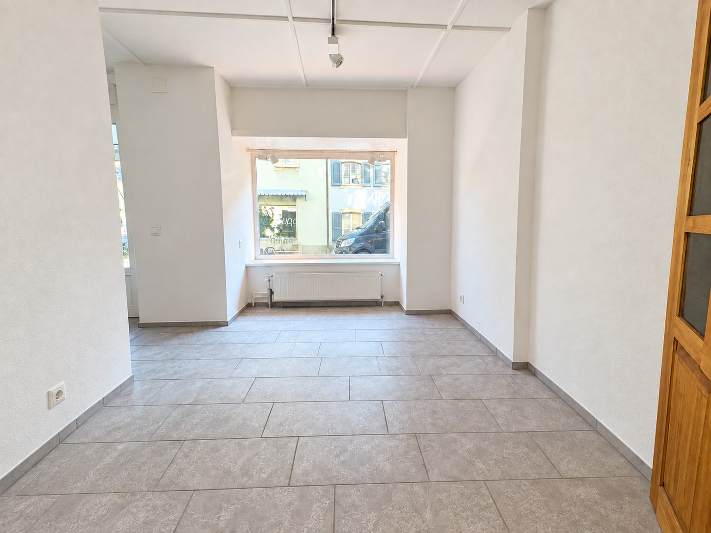 126m² commercial