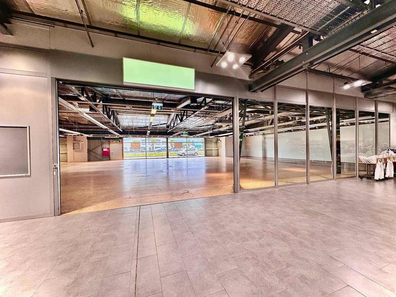 1400m² arcade, photo 5 of 5