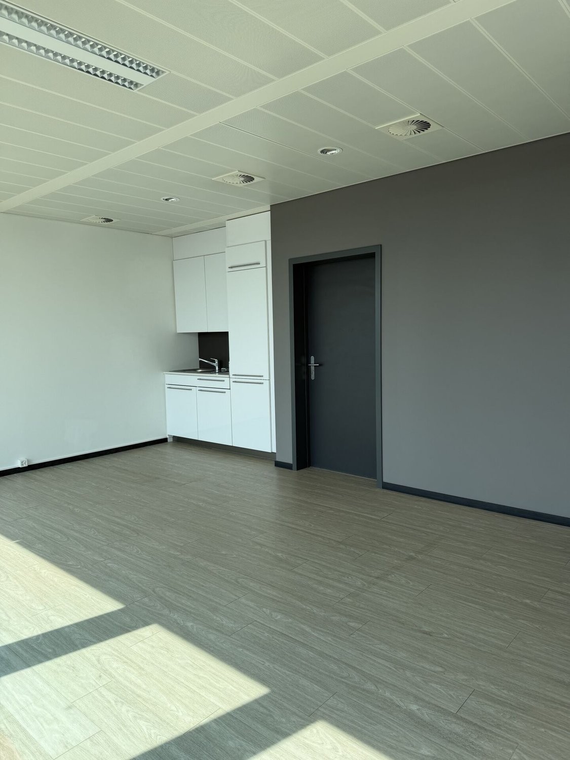 Office, photo 5 of 6