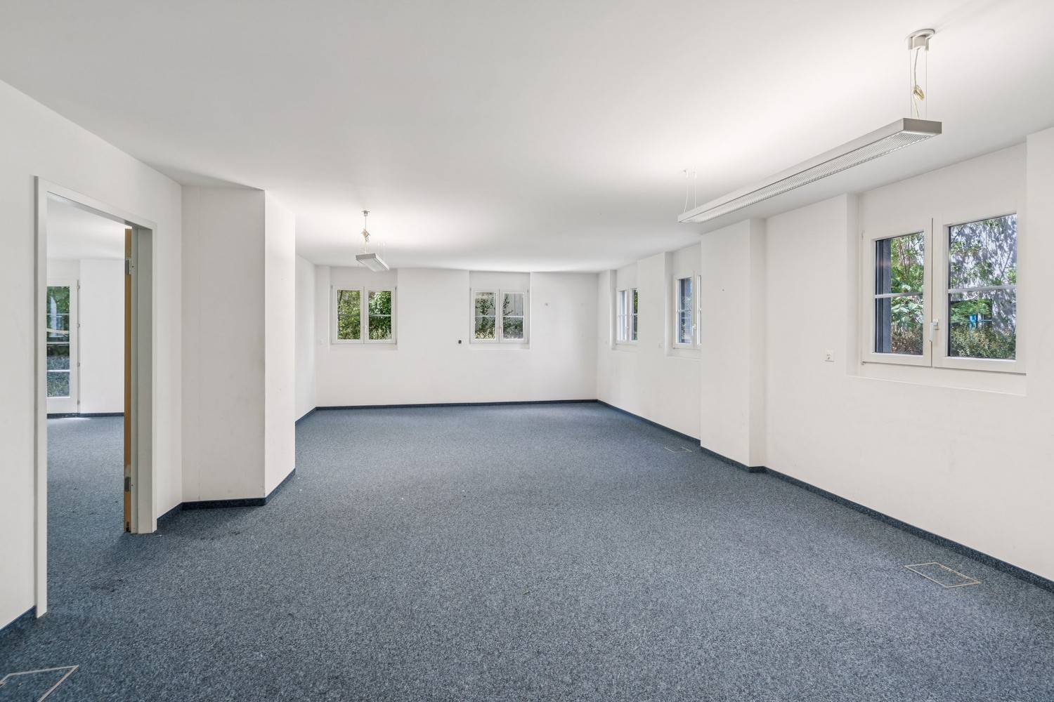 275m² office, photo 1 of 10
