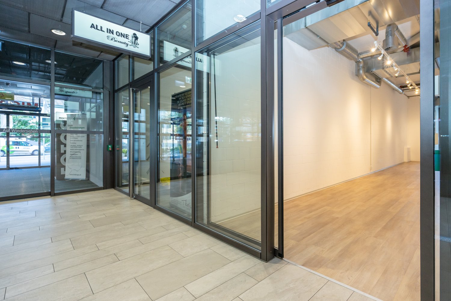 51m² shop