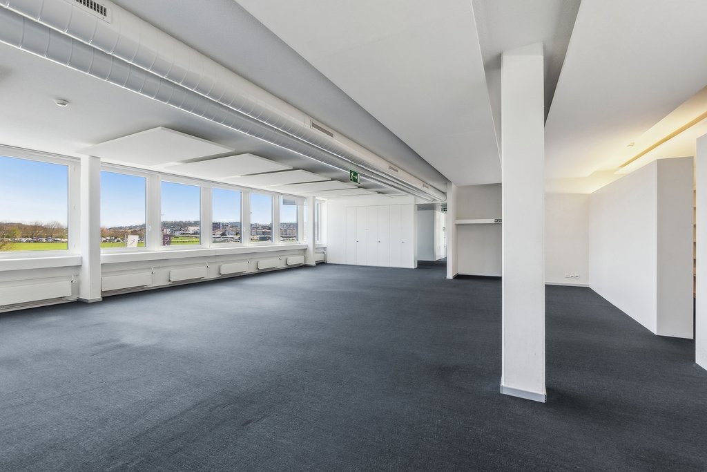 423m² office, photo 2 of 10