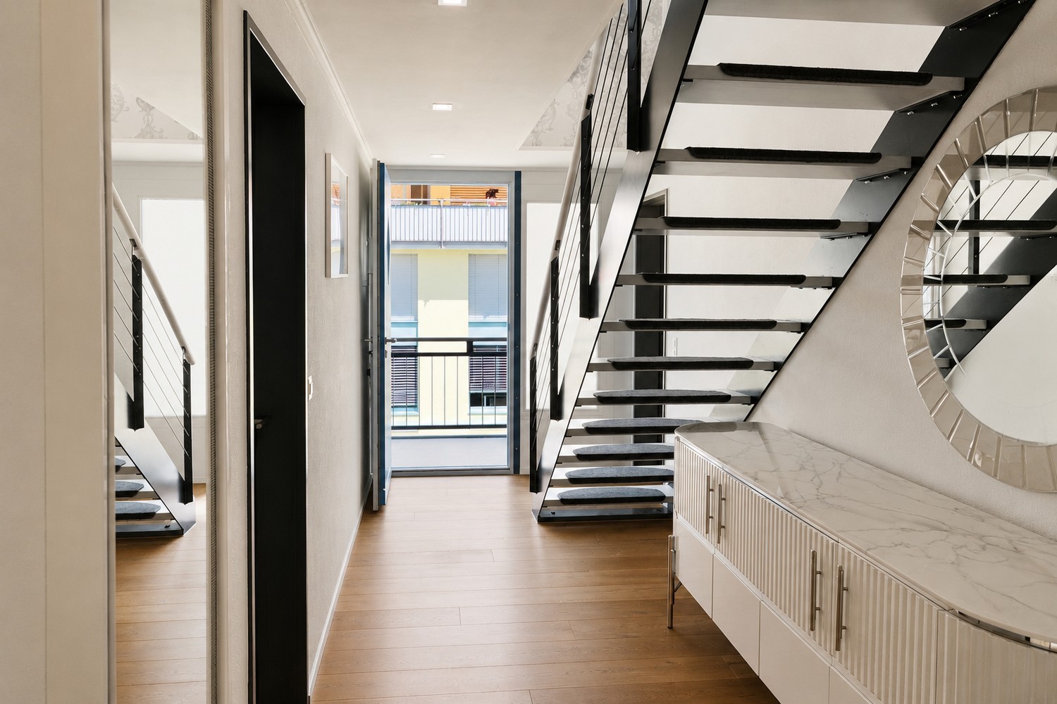 Appartement en attique avec vue panoramique – Votre foyer au-dessus des toits

Profitez d'un mode de vie de haut niveau : cet appartement en attique spacieux de 4.5 pièces séduit par son panorama montagneux époustouflant, sa grande luminosité et son confort de vie exclusif.

Les points forts en un c