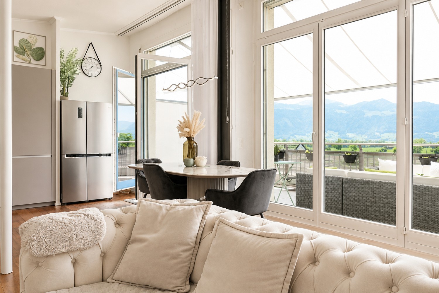 Appartement en attique avec vue panoramique – Votre foyer au-dessus des toits

Profitez d'un mode de vie de haut niveau : cet appartement en attique spacieux de 4.5 pièces séduit par son panorama montagneux époustouflant, sa grande luminosité et son confort de vie exclusif.

Les points forts en un c