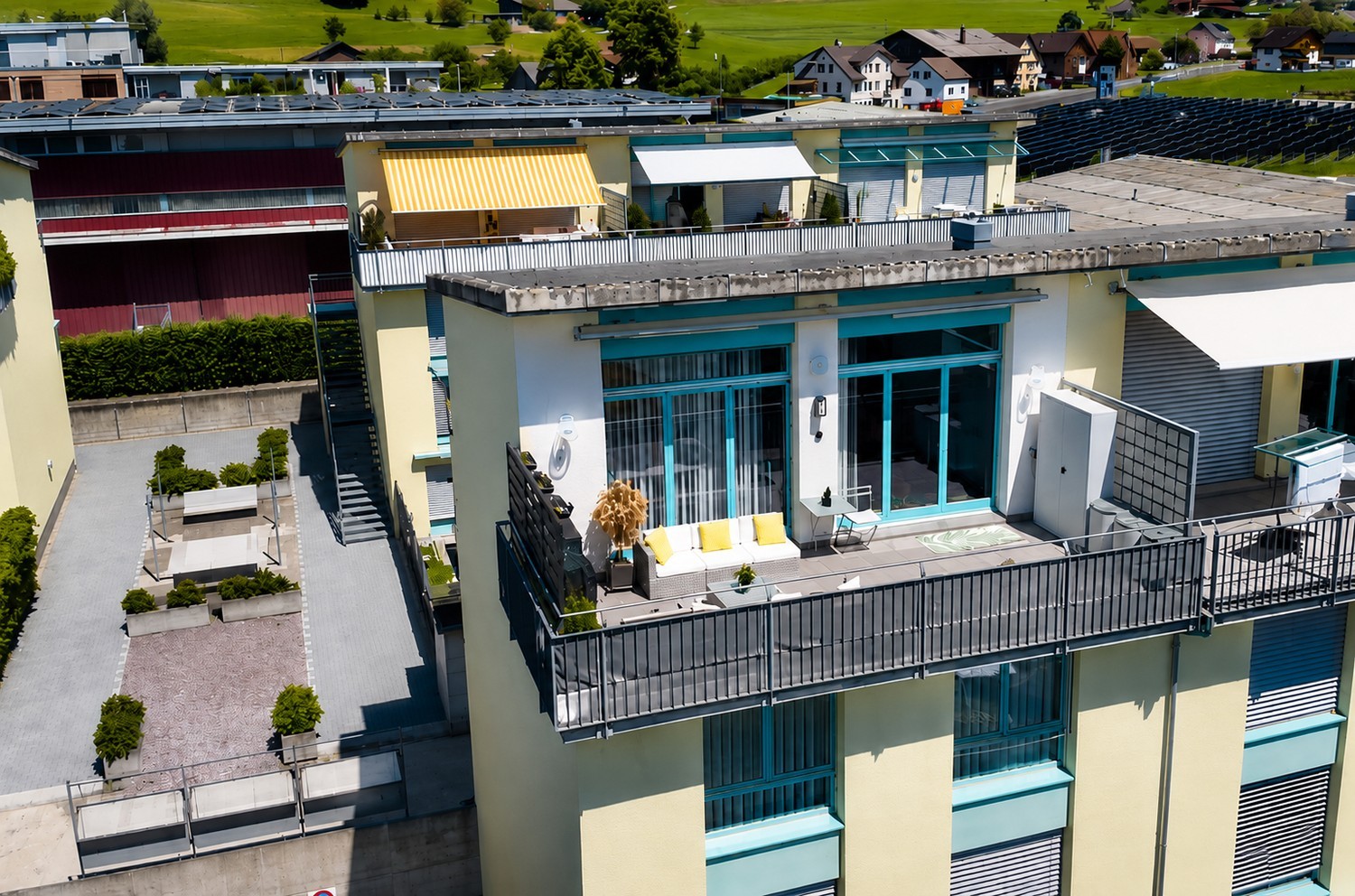 Appartement en attique avec vue panoramique – Votre foyer au-dessus des toits

Profitez d'un mode de vie de haut niveau : cet appartement en attique spacieux de 4.5 pièces séduit par son panorama montagneux époustouflant, sa grande luminosité et son confort de vie exclusif.

Les points forts en un c