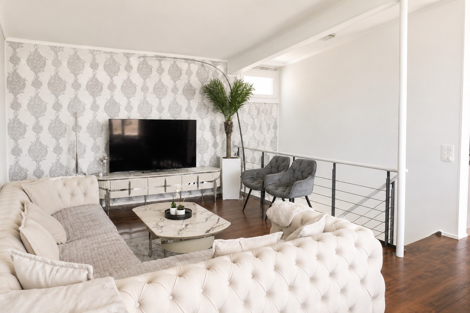 Appartement en attique avec vue panoramique – Votre foyer au-dessus des toits

Profitez d'un mode de vie de haut niveau : cet appartement en attique spacieux de 4.5 pièces séduit par son panorama montagneux époustouflant, sa grande luminosité et son confort de vie exclusif.

Les points forts en un c