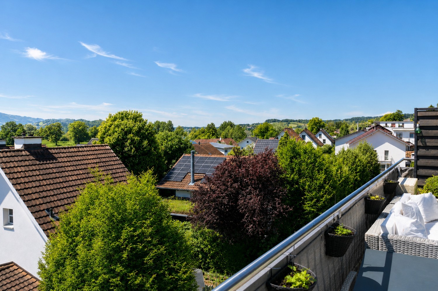 Appartement en attique avec vue panoramique – Votre foyer au-dessus des toits

Profitez d'un mode de vie de haut niveau : cet appartement en attique spacieux de 4.5 pièces séduit par son panorama montagneux époustouflant, sa grande luminosité et son confort de vie exclusif.

Les points forts en un c