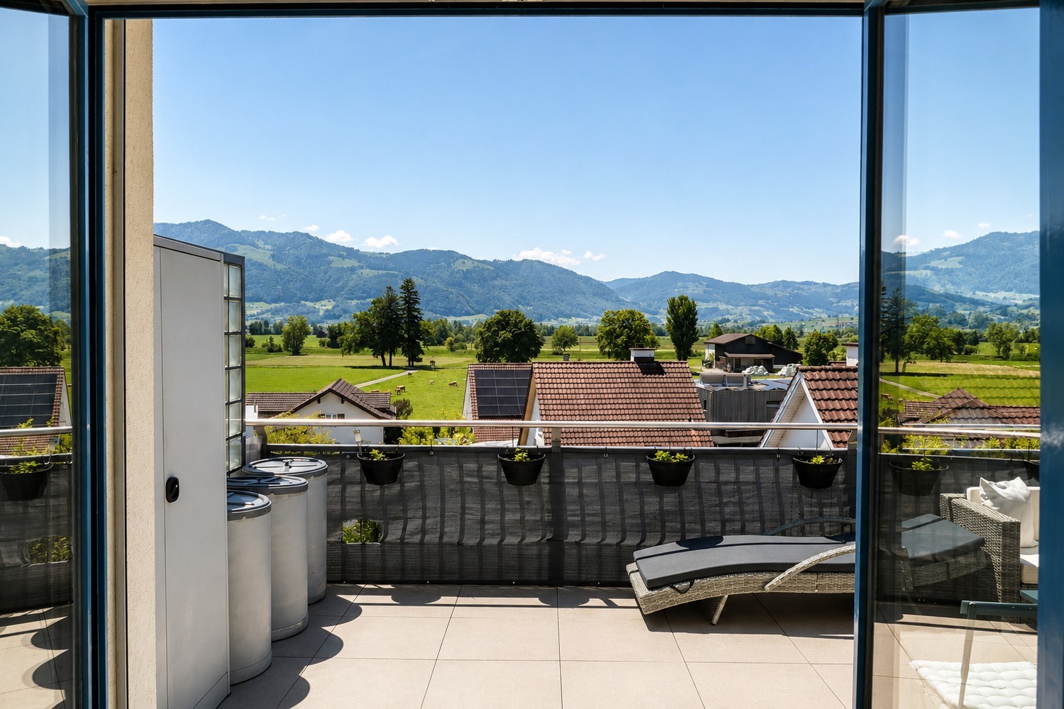 Appartement en attique avec vue panoramique – Votre foyer au-dessus des toits

Profitez d'un mode de vie de haut niveau : cet appartement en attique spacieux de 4.5 pièces séduit par son panorama montagneux époustouflant, sa grande luminosité et son confort de vie exclusif.

Les points forts en un c