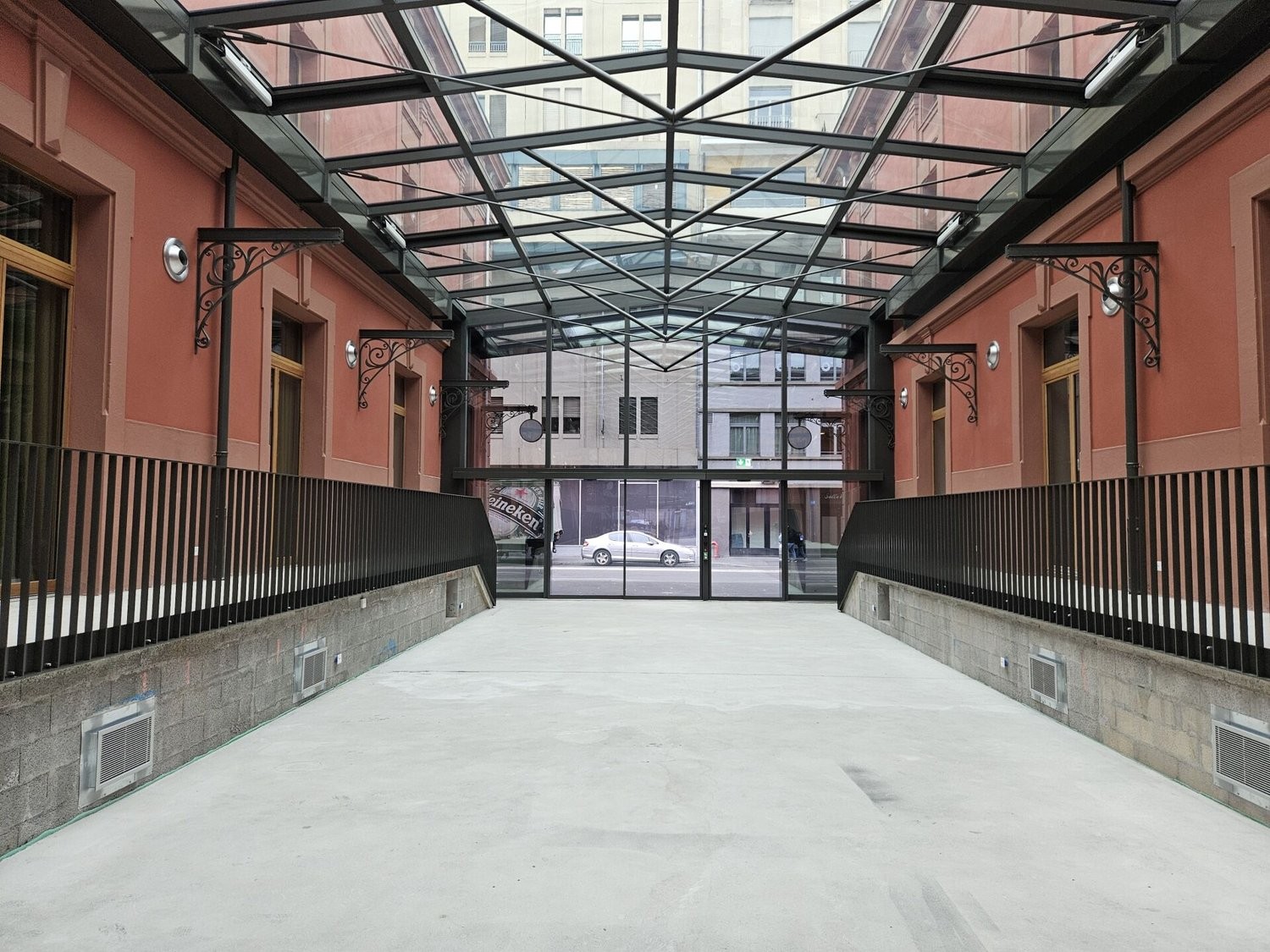 322m² shop, photo 3 of 10