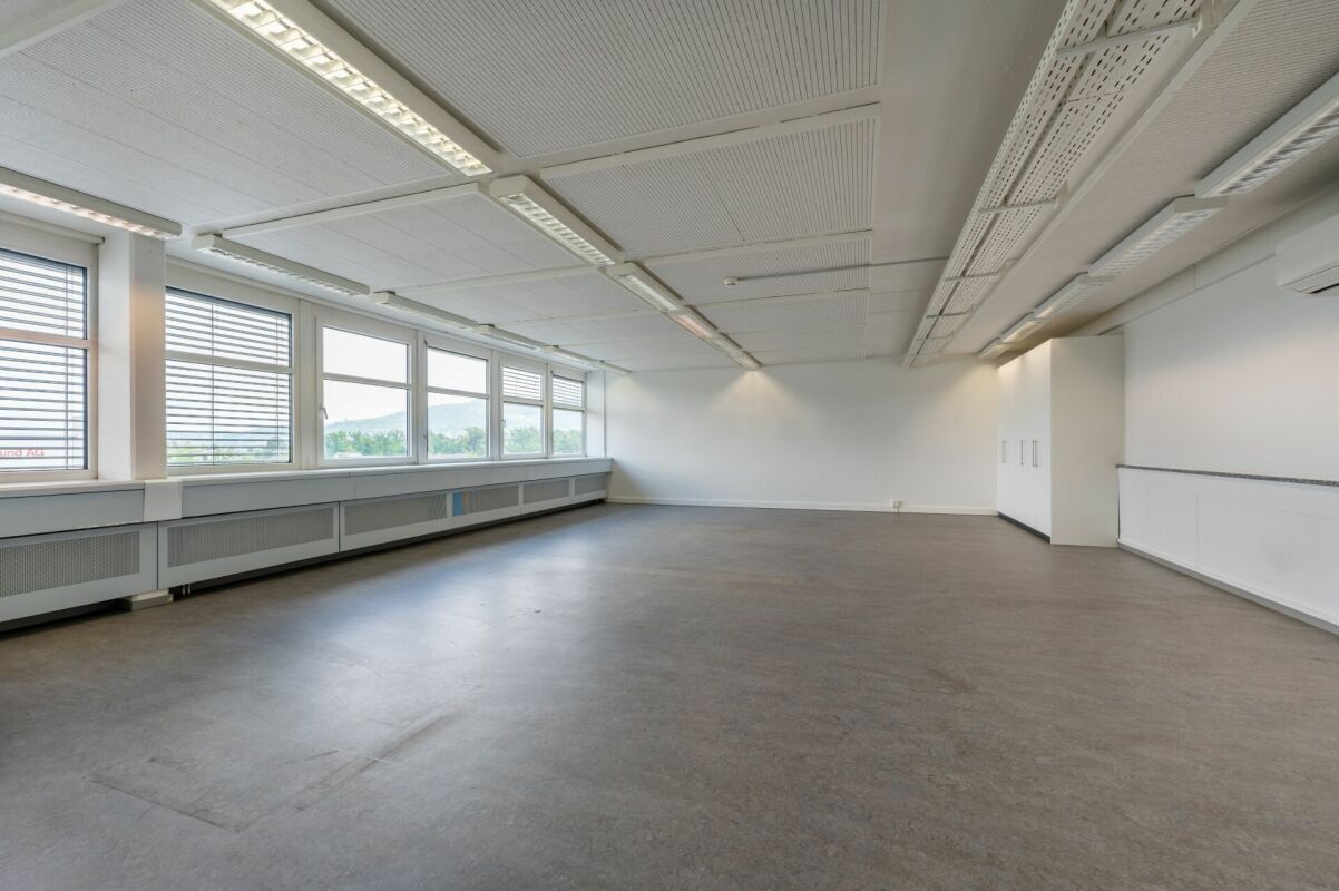 190m² commercial