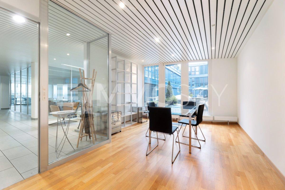 760m² office