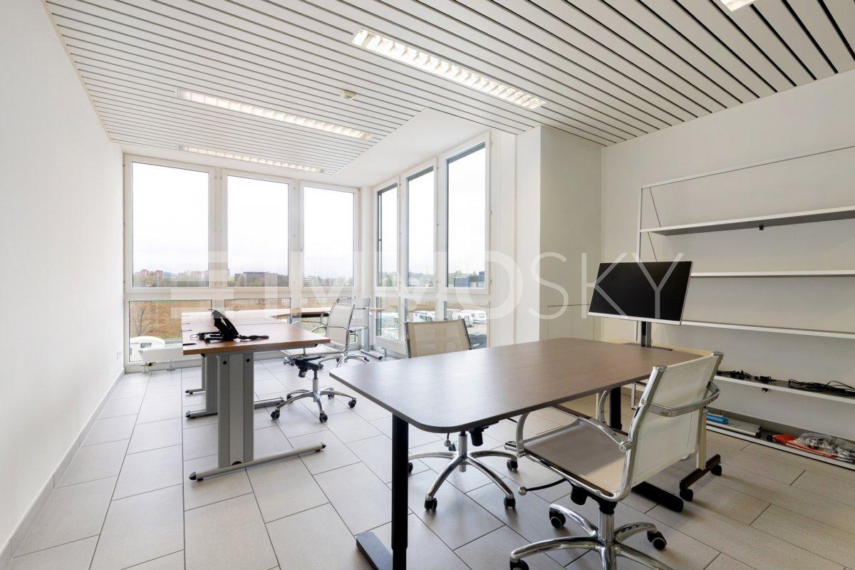 760m² office