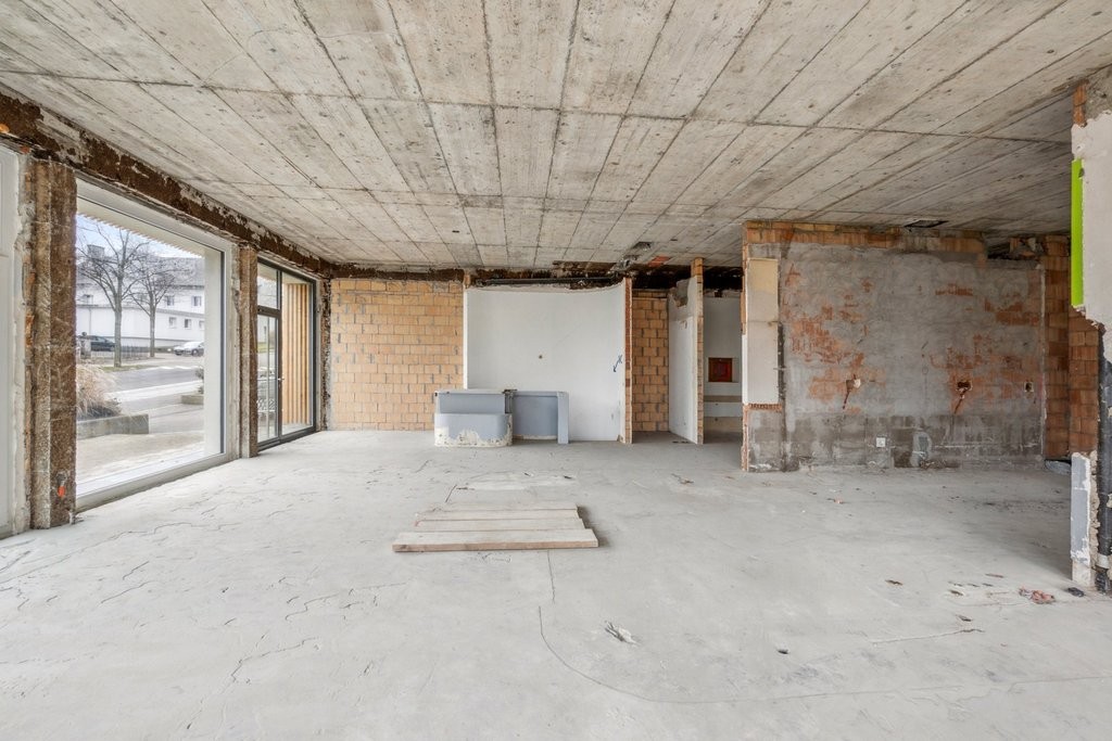 130m² shop
