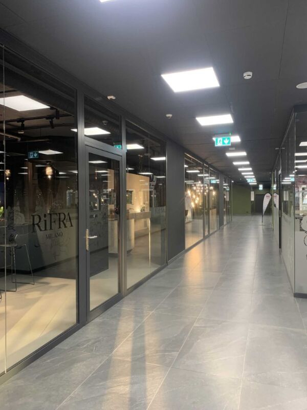 61m² shop, photo 1 of 5