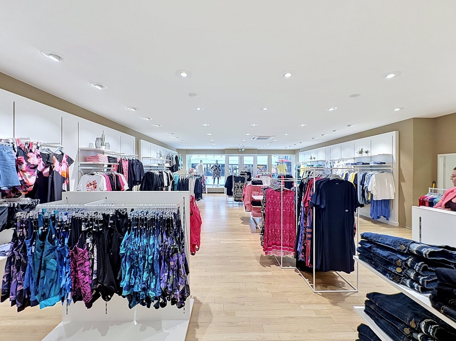 332m² shop, photo 2 of 6