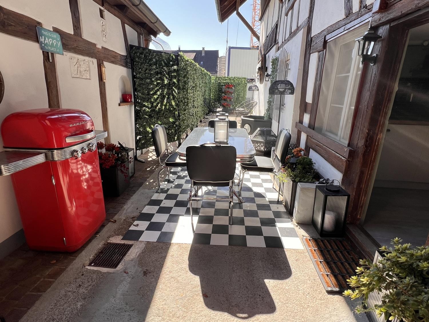 Chambre dans une colocation

Magnifique suite privée de deux pièces (26 m²) meublée avec goût au sein d'une ferme suisse élégamment rénovée (246 m²) dans le village paisible de Wil ZH.
**Loyer mensuel : CHF 2 320 tout compris**, couvrant les charges, le chauffage, l'électricité, l'eau, le parking et