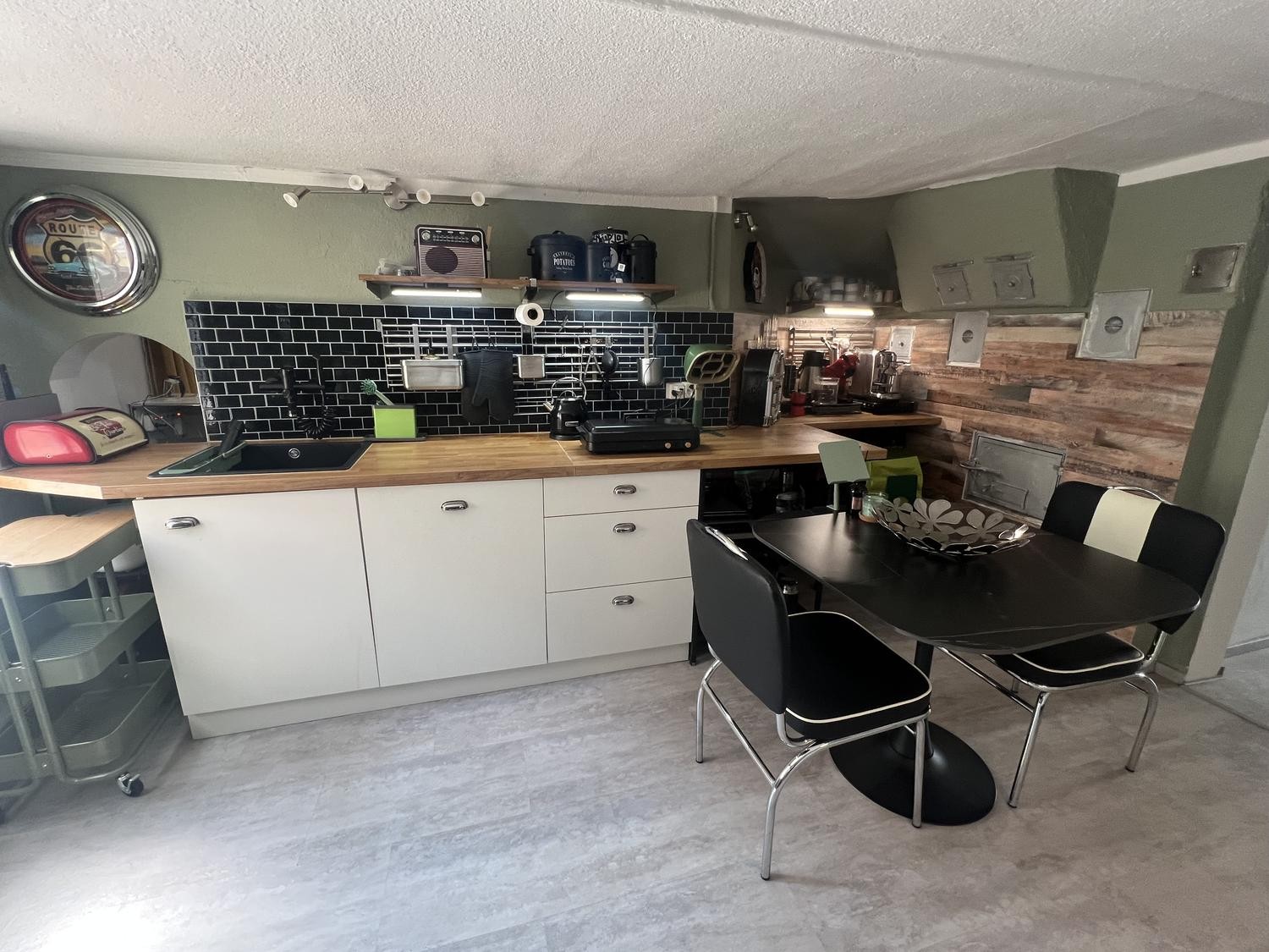 Chambre dans une colocation

Magnifique suite privée de deux pièces (26 m²) meublée avec goût au sein d'une ferme suisse élégamment rénovée (246 m²) dans le village paisible de Wil ZH.
**Loyer mensuel : CHF 2 320 tout compris**, couvrant les charges, le chauffage, l'électricité, l'eau, le parking et