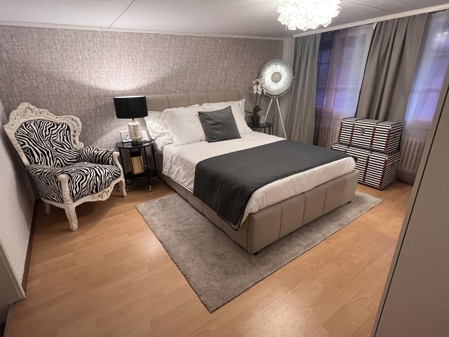 Chambre dans une colocation

Magnifique suite privée de deux pièces (26 m²) meublée avec goût au sein d'une ferme suisse élégamment rénovée (246 m²) dans le village paisible de Wil ZH.
**Loyer mensuel : CHF 2 320 tout compris**, couvrant les charges, le chauffage, l'électricité, l'eau, le parking et
