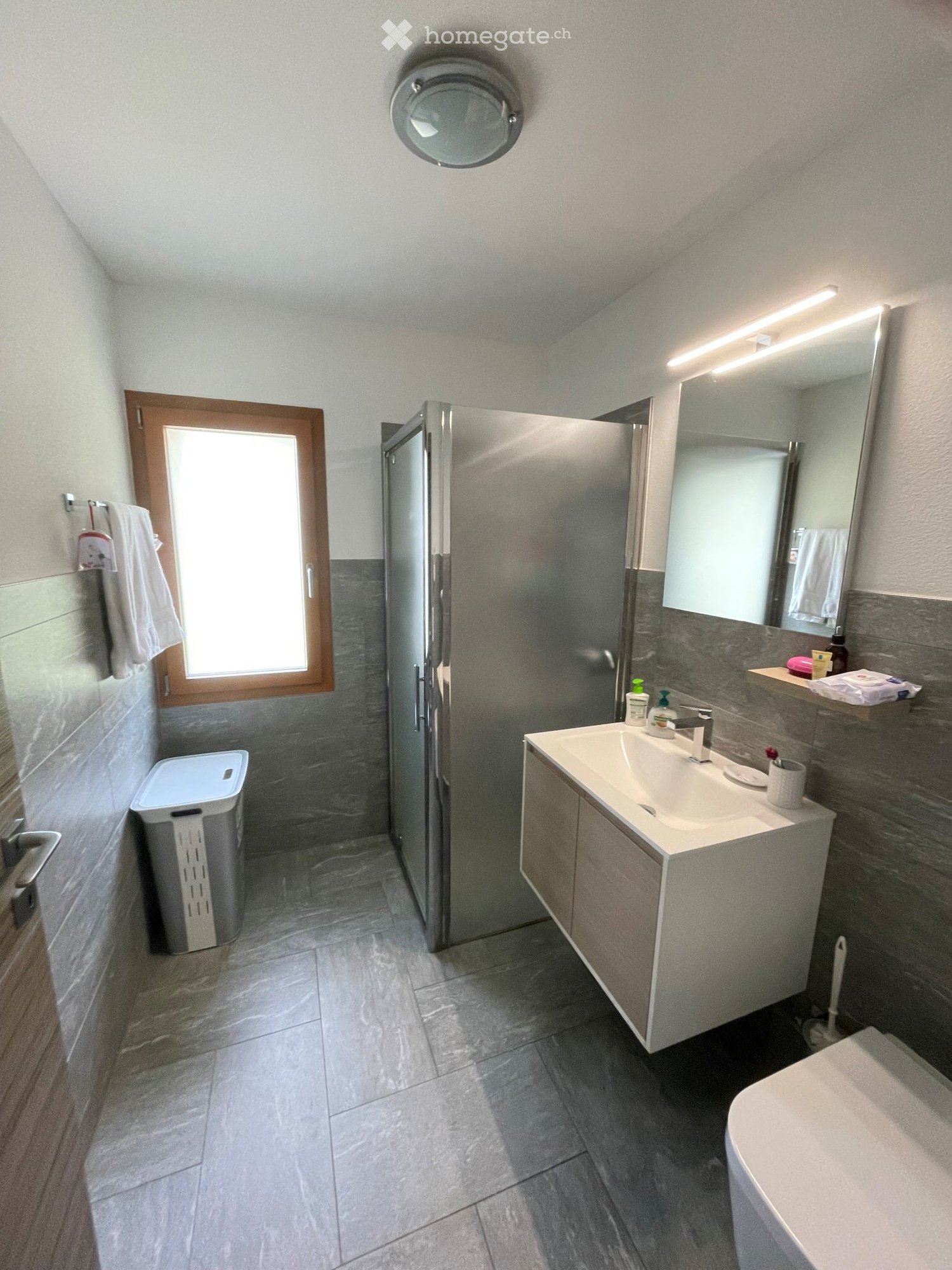 Appartement de 3 ½ pièces

Je cherche un repreneur pour la mi-novembre pour un magnifique appartement de 3,5 pièces (91 m2) au premier étage situé au cœur de Cama : proche des écoles et de l'arrêt de bus, pratique pour l'autoroute et à seulement 15 minutes de Bellinzona.
L'appartement se compose de 