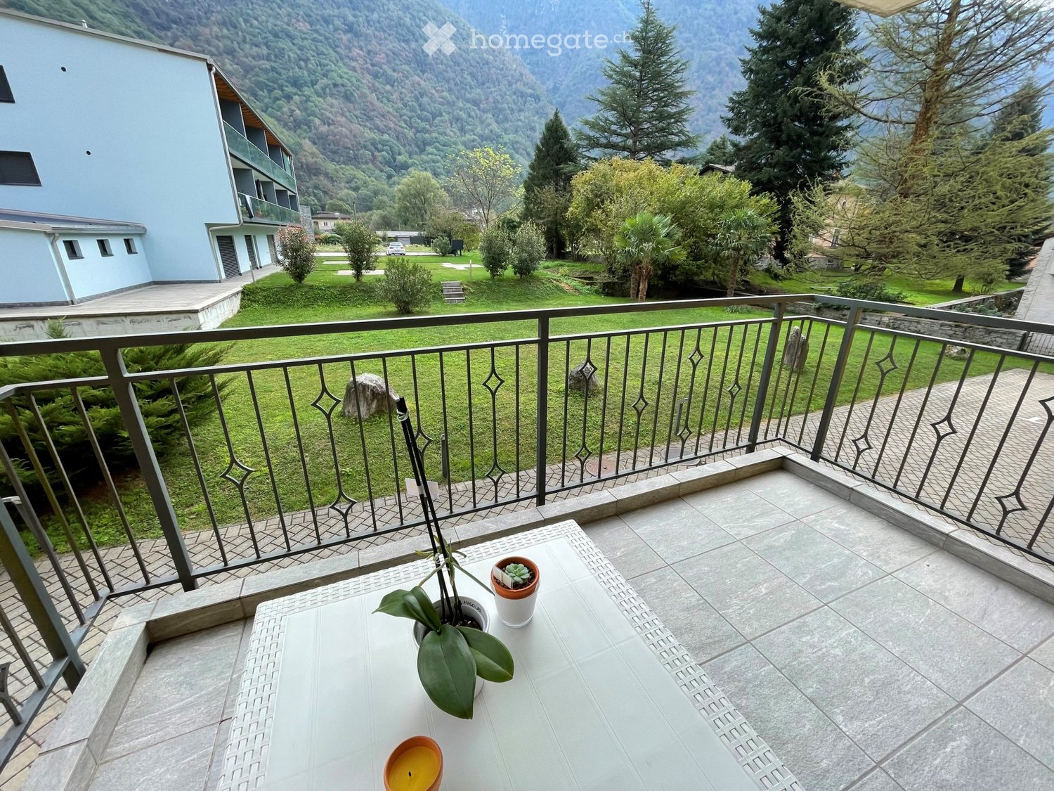 Appartement de 3 ½ pièces

Je cherche un repreneur pour la mi-novembre pour un magnifique appartement de 3,5 pièces (91 m2) au premier étage situé au cœur de Cama : proche des écoles et de l'arrêt de bus, pratique pour l'autoroute et à seulement 15 minutes de Bellinzona.
L'appartement se compose de 