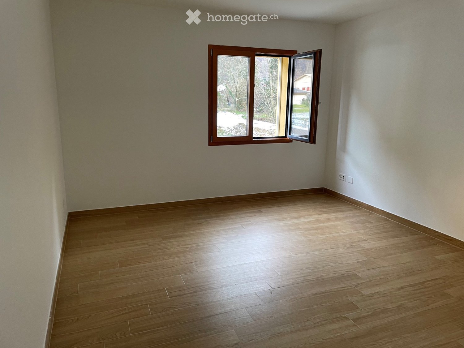 Appartement de 3 ½ pièces

Je cherche un repreneur pour la mi-novembre pour un magnifique appartement de 3,5 pièces (91 m2) au premier étage situé au cœur de Cama : proche des écoles et de l'arrêt de bus, pratique pour l'autoroute et à seulement 15 minutes de Bellinzona.
L'appartement se compose de 