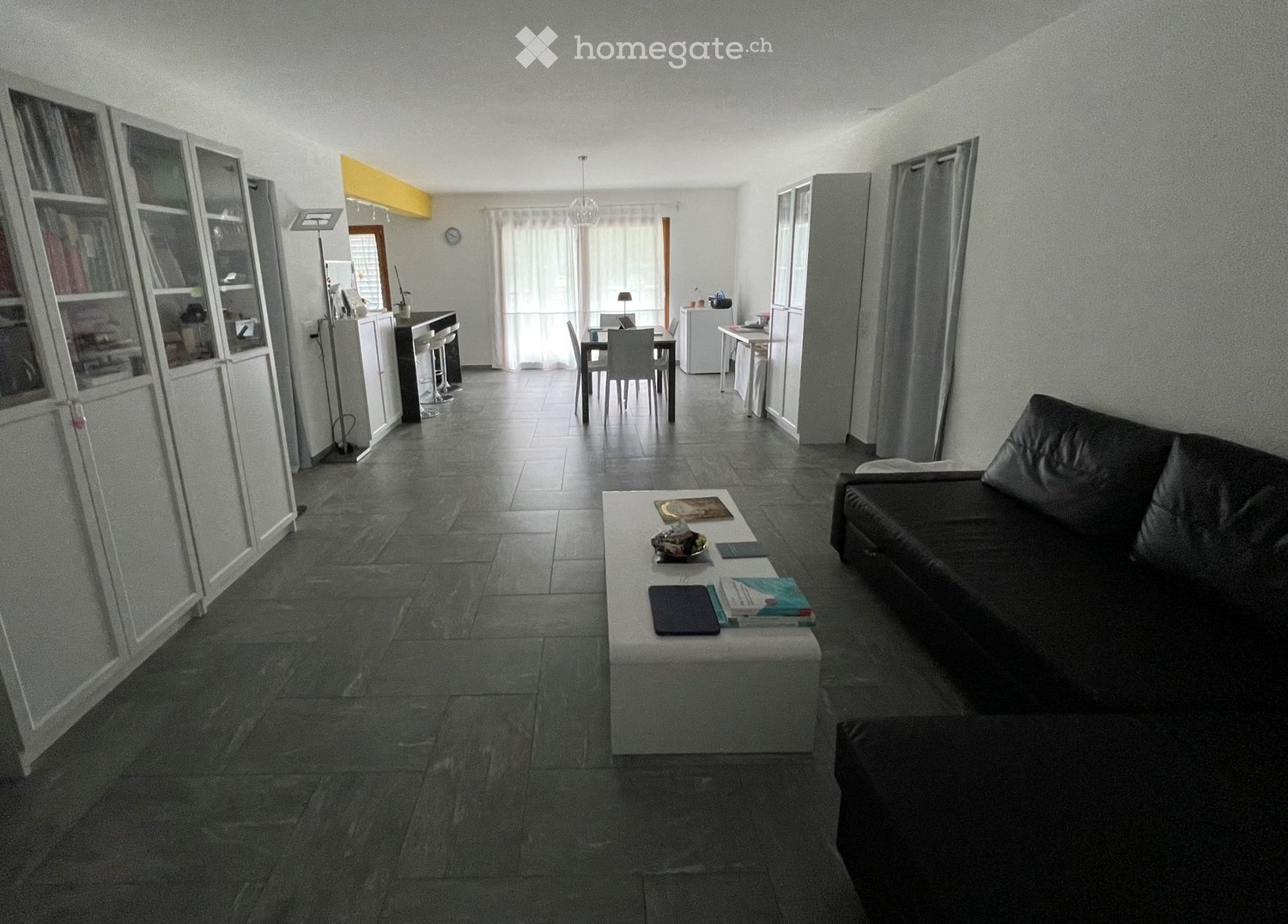 Appartement de 3 ½ pièces

Je cherche un repreneur pour la mi-novembre pour un magnifique appartement de 3,5 pièces (91 m2) au premier étage situé au cœur de Cama : proche des écoles et de l'arrêt de bus, pratique pour l'autoroute et à seulement 15 minutes de Bellinzona.
L'appartement se compose de 