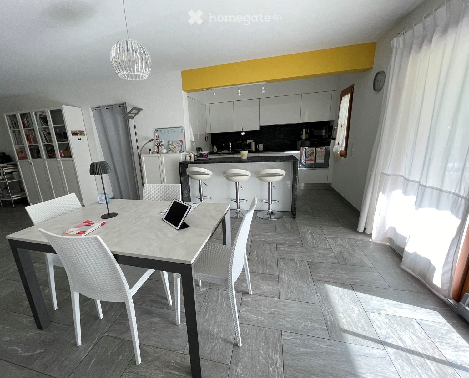 Appartement de 3 ½ pièces

Je cherche un repreneur pour la mi-novembre pour un magnifique appartement de 3,5 pièces (91 m2) au premier étage situé au cœur de Cama : proche des écoles et de l'arrêt de bus, pratique pour l'autoroute et à seulement 15 minutes de Bellinzona.
L'appartement se compose de 
